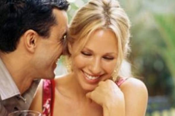 تقارب سن الزوجين يخلق توافقا أم تنافرا