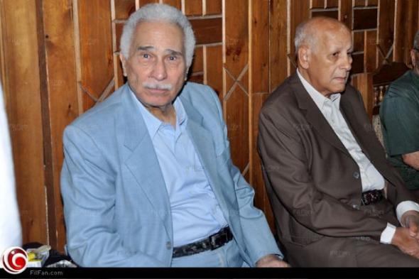 بالصور- عبد الرحمن أبو زهرة يبكي على المسرح