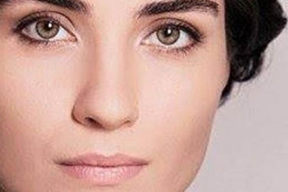 #شرطة_الموضة- إطلالة غير موفقة للتركية توبا بويوكستن في افتتاح مهرجان دبي السينمائي