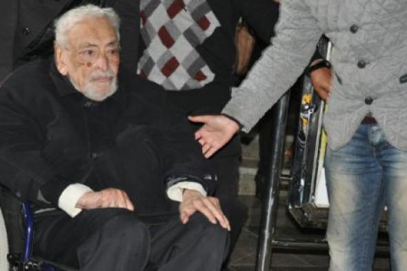 بالصور- رغم مرضه.. جميل راتب في عزاء زوجة محمد صبحي بالكرسي المتحرك