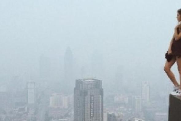 بالصور: فتاة روسية تمارس أخطر هواياتها بين السماء والأرض!