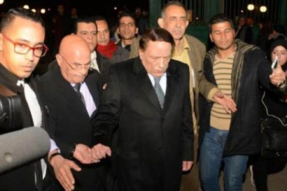 بالصور- عادل إمام يودع صديقه أحمد راتب.. علامات الحزن على وجهه