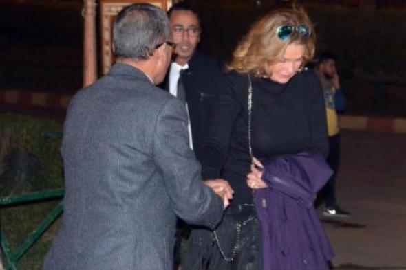 بالصور.. بكاء يسرا في عزاء أحمد راتب