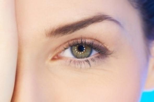 تحتاجين 10 ثوان فقط.. هكذا تخفين انتفاخ الأعين والهالات السوداء دون ماكياج