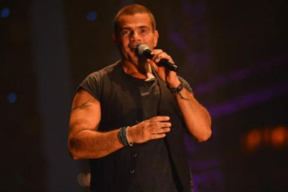 عمرو دياب بإطلالة كلاسيكية في كليب "معاك قلبي"