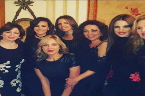 بالصور- محمود حميدة ونبيلة عبيد ويسرا وغيرهم من الفنانين يحتفلون بعيد ميلاد إلهام شاهين