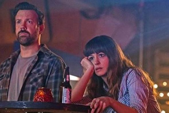 بالفيديو- آن هاثاوي مدمنة كحوليات ومرتبطة بوحش عملاق في فيلم Colossal