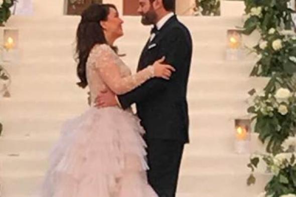 بالفيديو - فاروق الفيشاوي يرقص مع عمرو يوسف وكندة علوش في حفل زفافهما