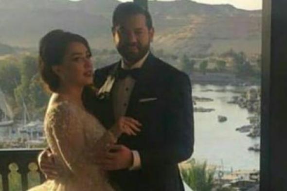 الاحتفال بالعروسين عمرو يوسف وكندة علوش في الطائرة