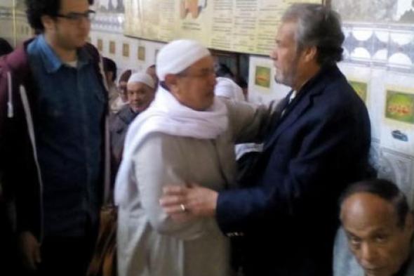 بالصور- الحزن يخيم على فاروق الفيشاوي بعد رحيل شقيقه