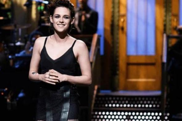 بالفيديو- كريستين ستيوارت تخرج عن النص في Saturday Night Live!