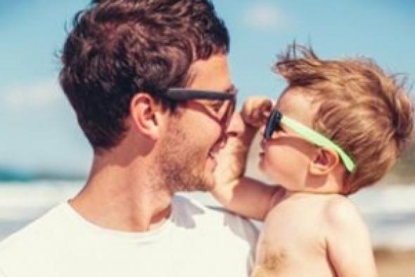 الآباء أكثر عاطفية بعد احتضان أبنائهم.. "هرمون العناق" يقوي علاقة الوالد بأطفاله