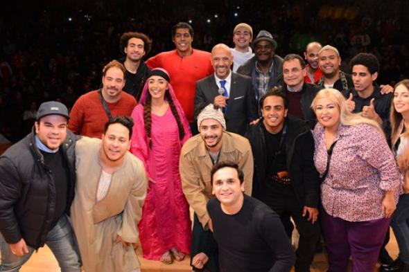 فريق "مسرح مصر" يعود للقاهرة بعد تعرضه للنصب في الكويت