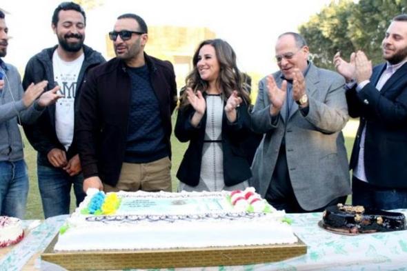 بالصور والفيديو- أسرة "الحصان الأسود" تحتفل بعيد ميلاد أحمد السقا الـ 44