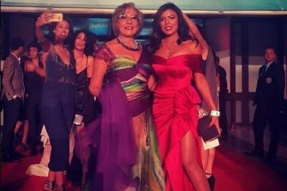 بالصور- ناهد السباعي بلون شعر غريب في إسبانيا  مع والدتها