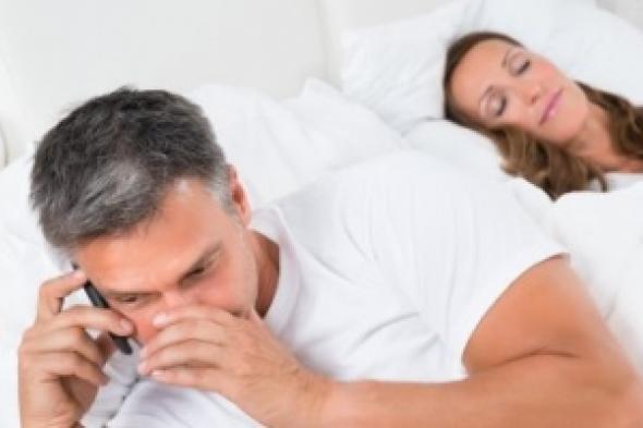 انجذاب مفاجئ تجاهك.. وأرقام بدون اسم على هاتفه.. 8 علاماتٍ تدُّل على أنَّ شريك حياتك خائن