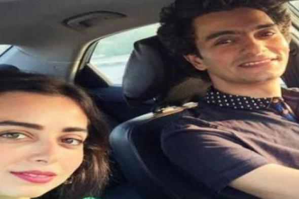 بالفيديو- هبة مجدي تغني "في قلبي مكان" لزوجها محمد محسن.. تهديه قبله