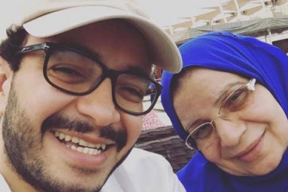 حسام داغر ينشر صور له مع والدته بمناسبة عيد الأم