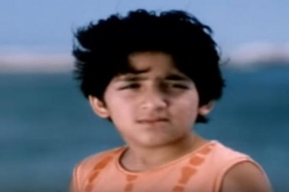 بالفيديو- بعد 11 عام.. طفل فيلم "الغواص" أصبح شابا يحترف الغناء