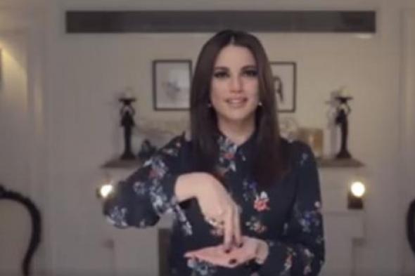 بالفيديو- درة وهشام ماجد وشريف رمزي يغنون بلغة الإشارة