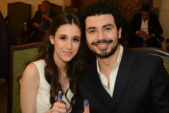 صورة كاريكاتير- محمد أنور يردد جملته الشهيرة "مكسوفة؟" لعروسه