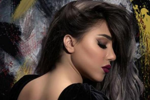 بالصور- سارة سلامة بالأسود في جلسة تصوير جديدة