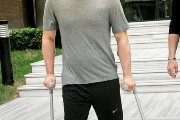 بالصور- كيفانش تاتليتوج بـ"العكاز" بعد عملية جراحية ثانية في ركبته.. وزوجته تغيب