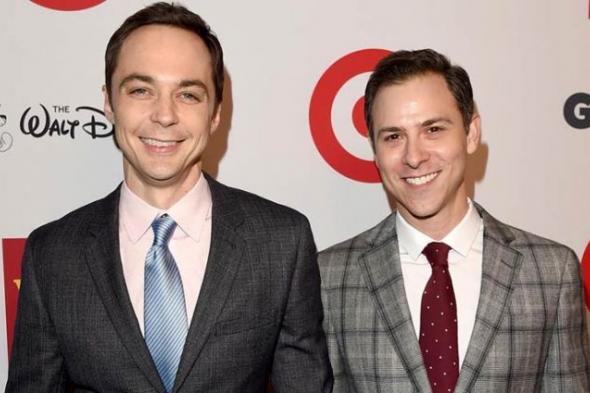 زواج بطل مسلسل Big Bang Theory من صديقه بعد علاقة استمرت 14 عامًا