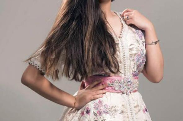 بالفيديو- حلا الترك تعود لطفولتها بملابس المدرسة