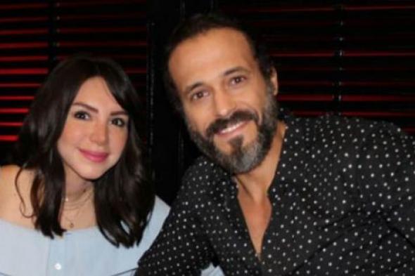 رومانسية متبادلة بين يوسف الشريف وزوجته في احتفالهما بعيد زواجهما الثامن