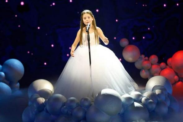 نجوى كرم تهدي الطفلة إيمان بيشة فستانها في نهائي Arabs Got Talent.. تعرف على التفاصيل