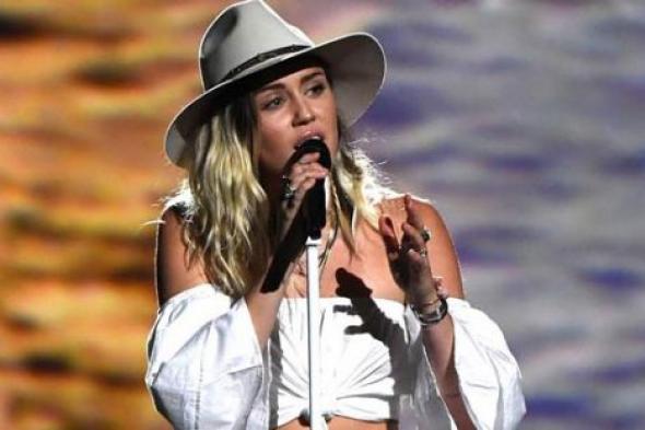 بالفيديو- مايلي سايرس تبكي أثناء تقديمها أغنية ليام هيمسورث