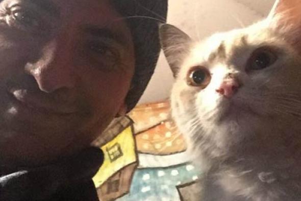 فتحي عبد الوهاب يسخر من "السيلفي" الشهيرة له بصورة من "هروب اضطراري"