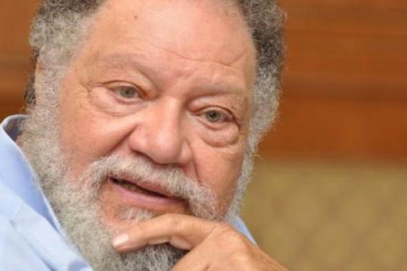 بالفيديو- يحيي الفخراني يرد على تغريدة مزيفة له بشأن تيران وصنافير