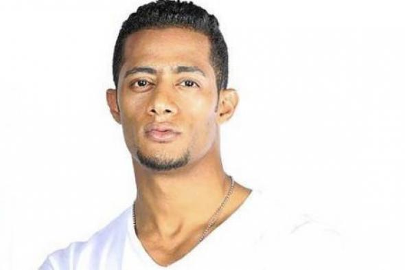 بالفيديو- الجمهور يحتشد حول محمد رمضان عند وصوله مسرح الهرم