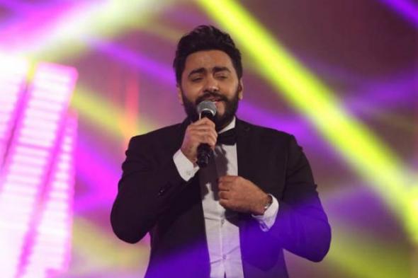 تامر حسني يعتذر لواحدة من معجباته ويطلب السماح منها