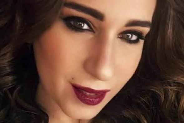 بالفيديو - أسما شريف منير تحمّس الجمهور لمشاهدة "هروب اضطراري"