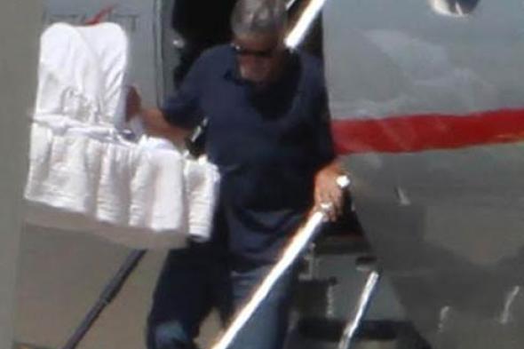 بالصور- بعد مرور شهر واحد على ولادتهما.. جورج كلوني وزوجته يصطحبان التوأم في رحلة إلى إيطاليا