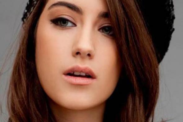 صورة- هازال كايا تستعرض وشمها الجديد