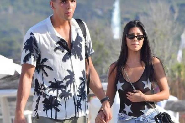 علاقة عاطفية جديدة تجمع كورتني كارديشان بملاكم جزائري