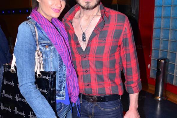 صورة - أحمد زاهر برفقة زوجته وبناته في أحد عروض "مسرح مصر"