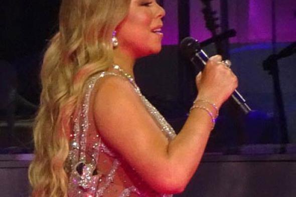 بالفيديو- ماريا كاري تتلقى انتقادات وسخرية بسبب وزنها الزائد