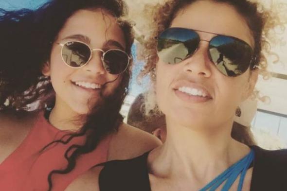 بالفيديو- زوجة عمرو دياب تهنئ ابنتها جانا بعيد ميلادها.. لحظات تجمعهما وأغنية من والدها