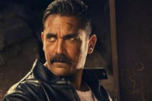 بالفيديو- كريم بنزيما يوقع لأمير كرارة على قميص ريال مدريد