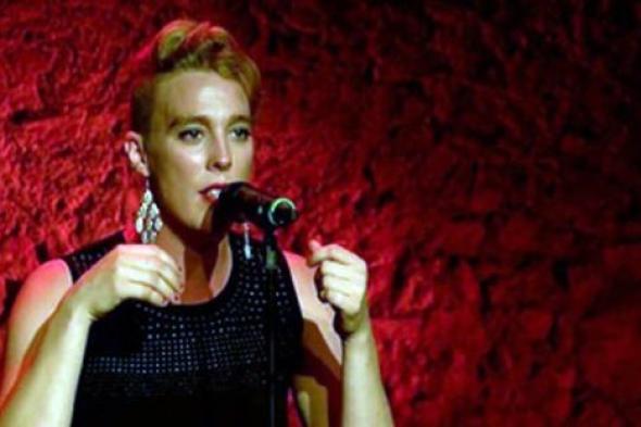 وفاة المغنية الفرنسية باربرا ويلدنز على المسرح أمام جمهورها