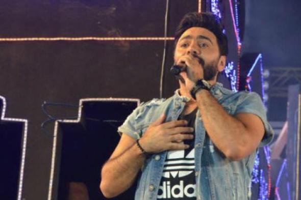 تامر حسني يطمئن جمهوره عليه بعد إصابته في حفله الأخير بالساحل الشمالي