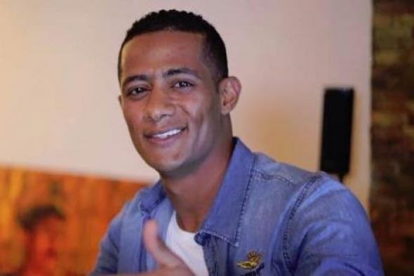 بالفيديو- محمد رمضان يستعرض سياراته من داخل منزله مجددًا