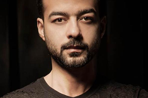 صورة - هيثم شاكر يحضر عروض مسرح مصر ويلتقط سيلفي مع أبطاله