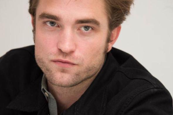 بالفيديو- روبرت باتنسون يفسر قصده من تصريحاته عن مشهده الجنسي مع كلب