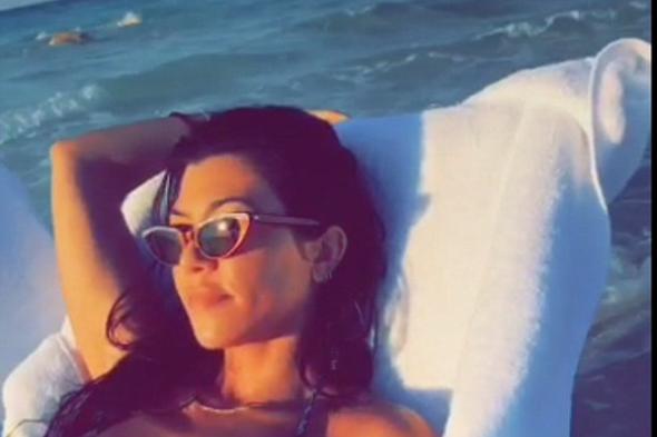 بالصور والفيديو- كورتني كاردشيان تستمتع بإجازتها في الساحل الشمالي بمصر مع حبيبها يونس